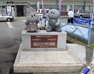 鳴門駅前 うずしおくんとひめちゃん像前